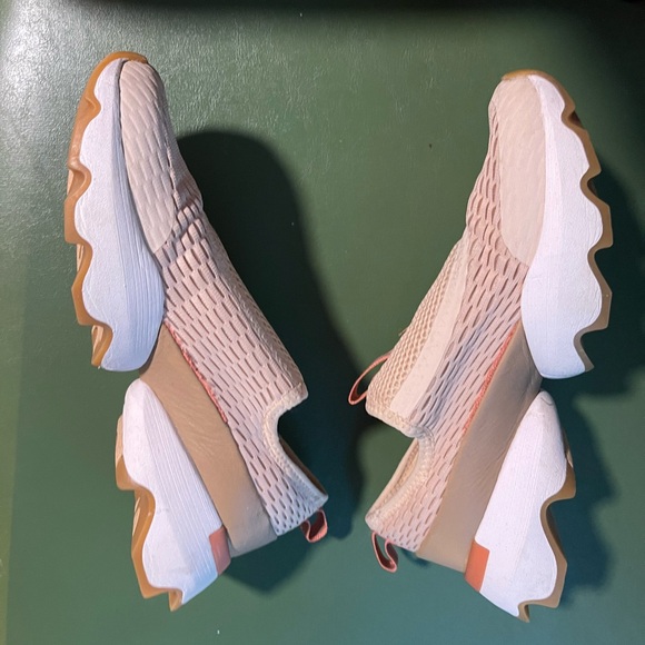 Sorel Women's Kinetic Impact Strap Sz 6 Sand Pink Color Leather Mesh Sneakers - Picture 6 of 9